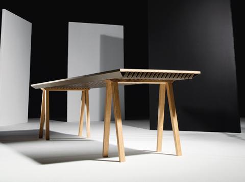 Cette table révolutionnaire réduit de 50 % la consommation énergétique d’une pièce de 15 m². © VIA 2015 - Colombe Clier La table qui divise par 2 votre consommation d'énergie !