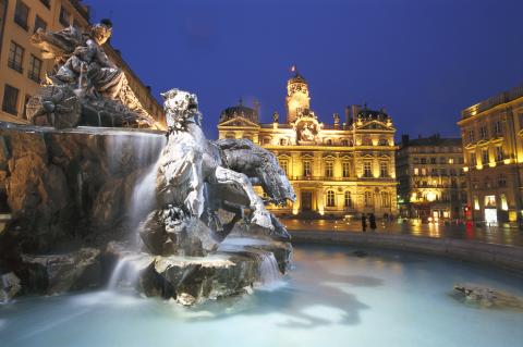 La place des Terreaux dans le 1er arrondissement de Lyon. © Mauritius Les prix immobiliers lyonnais perdent de l'altitude