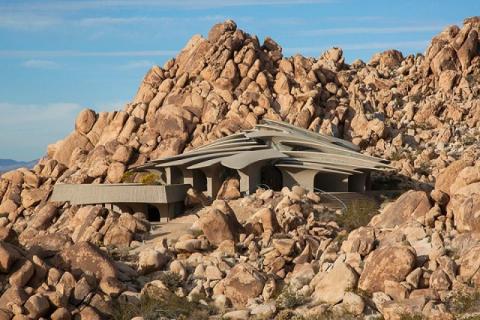 Une maison extraordinaire nichée au cœur du désert californien