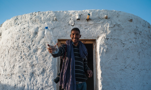 Un ingénieur construit des maisons à partir de bouteilles en plastique pour les réfugiés