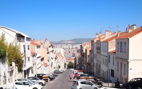 Dans le centre-ville de Marseille, les habitants espèrent que les rues seront rapidement plus propres. © Wikimédia Commons Marseille mène le combat de la propreté