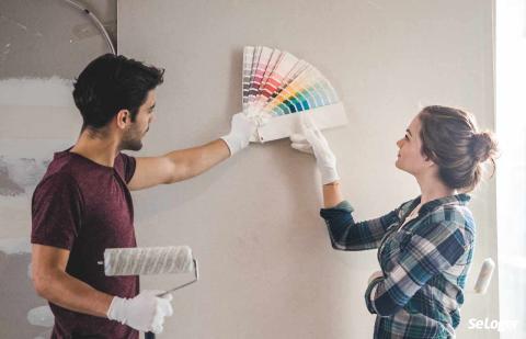 Sortez vos pinceaux pour repeindre les murs ! © GettyImages 3 astuces pour ne pas s’ennuyer chez soi pendant le confinement !