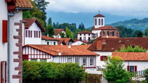 A Saint-Jean-Pied-de-Port, les acquéreurs locaux se sentent défavorisés face aux acquéreurs provenant des grandes métropoles. © Boris Stroujko « A Saint-Jean-Pied-de-Port, les prix immobiliers sont en hausse »
