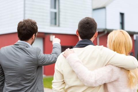 La mise en vente ou la relocation d'un logement constituent les seuls cas dans lesquels un propiétaire peut exiger une visite des lieux loués. © Production Perig Un locataire peut-il refuser au propriétaire une visite des lieux loués ?