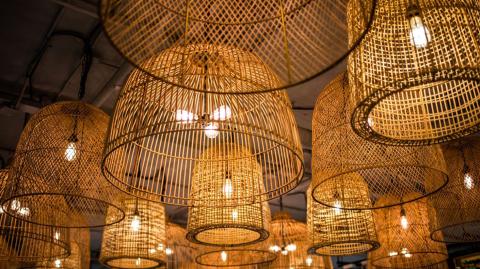 Les luminaires reviennent en force en 2021. ©DR <em>Modifier Article</em> Les tendances déco en 2021