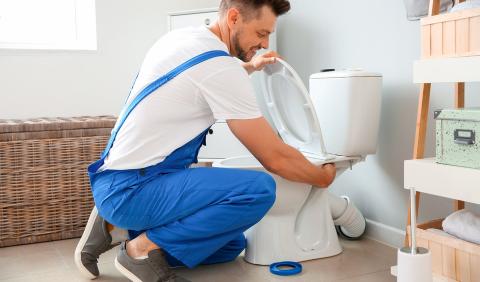 Réparer des toilettes qui fuient