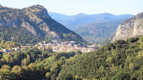 Au pied des falaises cévenoles, Anduze est l'un des villages incontournables du Gard. © Max Labeille - Getty images