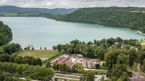 Le Jura offre des paysages sublimes, à commencer par le Lac de Chalain. © Jef Wodniack - Getty images