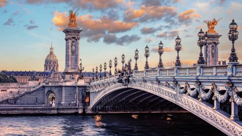 Prenez le temps de découvrir les endroits emblématiques de la capitale, comme le Pont Alexandre III. © StockByM - Getty images