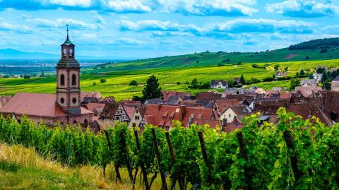 Riquewhir fait partie des plus beaux villages de la campagne du Haut-Rhin. © Taromon - Getty images