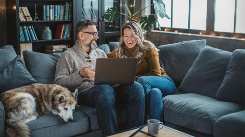 Couple qui choisit son assurance habitation