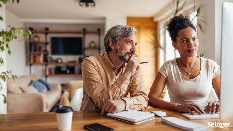 Couple qui reçoit une offre achat