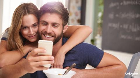 Couple qui envoie un sms pour une offre d'achat