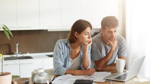 Un couple devant un écran d'ordinateur