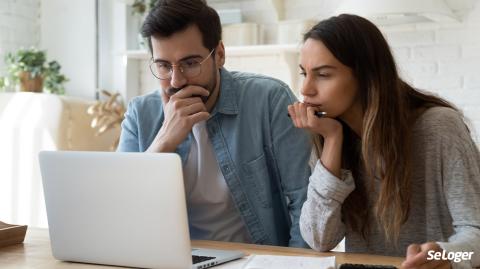 Un couple devant un ordinateur