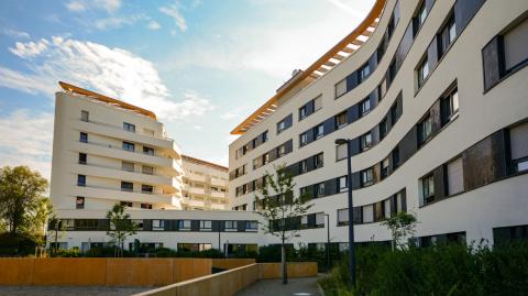 Nouveau bâtiment résidentiel doté d’une façade moderne