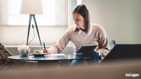 Locataire qui rédige sa lettre de résiliation pour une location meublée