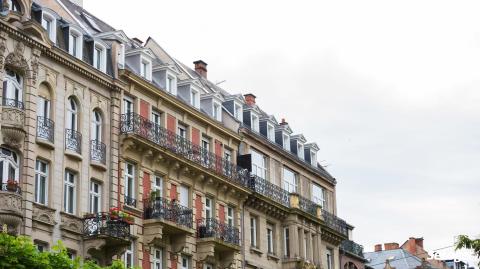 La réhabilitation des bâtiments permet de créer de nouveaux appartements à Strasbourg. © ifeelstock - Adobe Stock