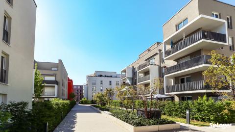 Résidence neuve avec de nombreux espaces verts.