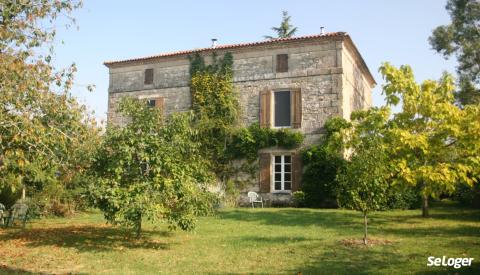 Maison ancienne avec un grand jardin