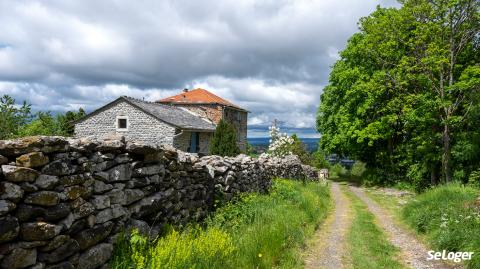 Une maison en pierre dans un hameau