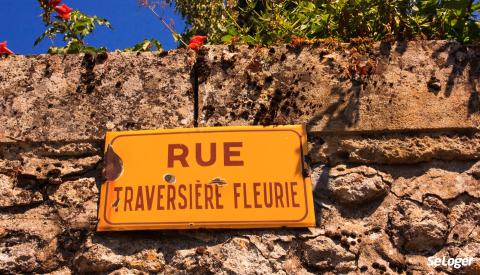 Plaque de rue dans un village