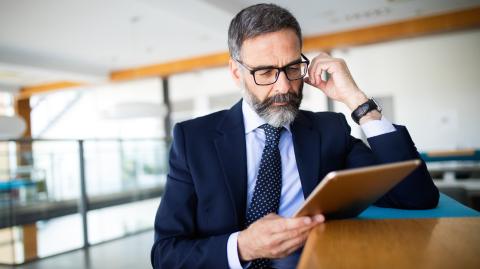 Homme qui lit un carnet d'information du logement