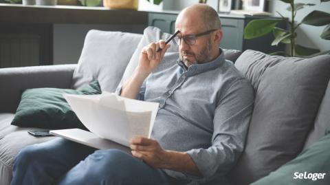 Homme qui lit un devis pour travaux