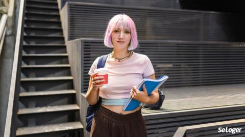 Une étudiante avec un café