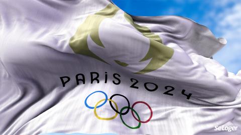 Un drapeau indiquant que les JO se dérouleront à Paris en 2024