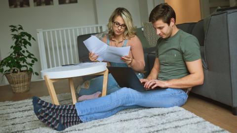 Couple qui décortique Un DPE