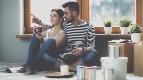 Jeune couple dans un appartement