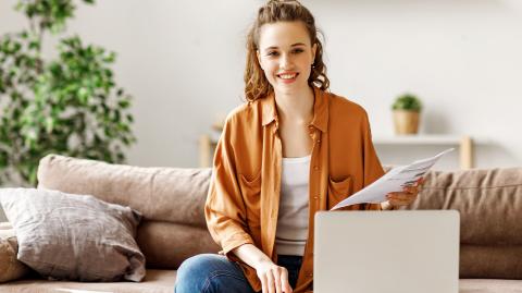 jeune fille ordinateur appartement étudiant