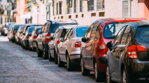 Voitures en stationnement dans une rue