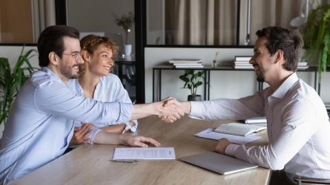 Il est important de rédiger le bail dans le respect du cadre légal. © fizkes - Shutterstock