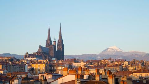 Vue sur Clermont-Ferrand et le Puy-de-Dôme