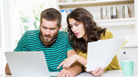 Un couple devant un ordinateur