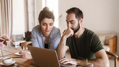 Un couple devant son ordinateur