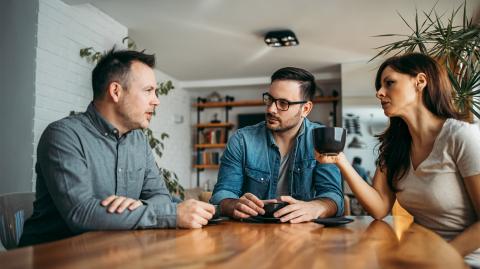 Des amis autour d'une table