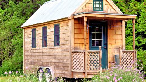 La tiny house séduit de plus en plus de Français en quête sobriété énergétique et environnementale. © lowphoto