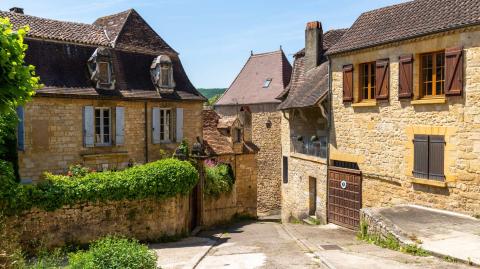 Saint-Cyprien, en Dordogne, fait partie des villages les plus recherchés en termes de résidences secondaires. © makasana photo - Shutterstock