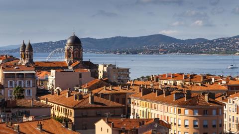 A Saint-Raphaël, les prix sont tellement élevés que les acquéreurs doivent revoir leurs critères à la baisse. © Telly - Shutterstock