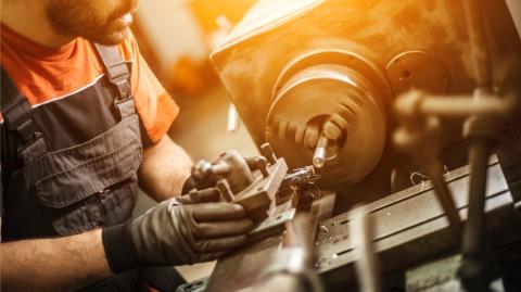 Artisan travaillant sur un foret dans un atelier