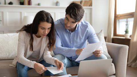 Un jeune couple devant un ordinateur