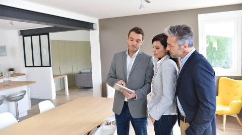 Un couple et un agent immobilier