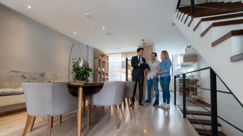 Visite d'un appartement avec un agent immobilier