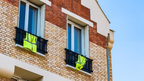 Des gilets jaunes accrochés à un balcon