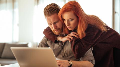 Un couple devant son ordinateur