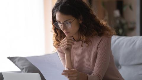 Une femme lit un document