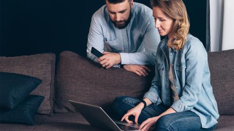 Un couple devant un ordinateur